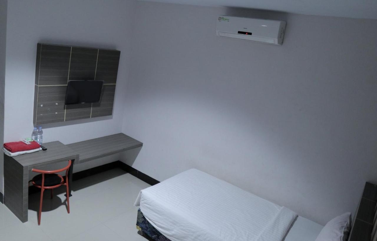 RedDoorz @ Pasangkayu Mamuju Utara Hotel Bagian luar foto